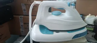 Ferro da stiro bianco e azzurro