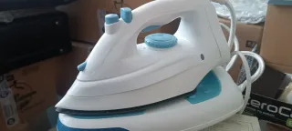 Ferro da stiro bianco e azzurro