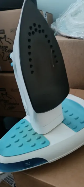 Ferro da stiro bianco e azzurro
