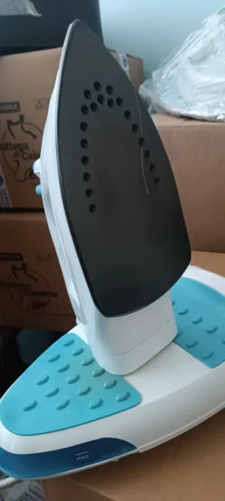 Ferro da stiro bianco e azzurro