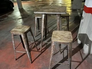 Conjunto mesa alta y 4 taburetes