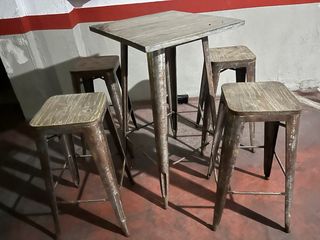 Conjunto mesa alta y 4 taburetes