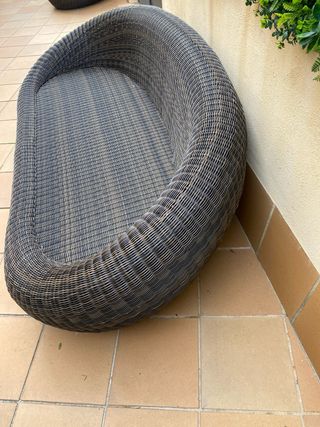 Sofá de rafia gris y marrón