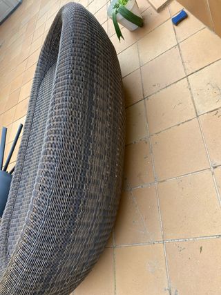 Sofá de rafia gris y marrón