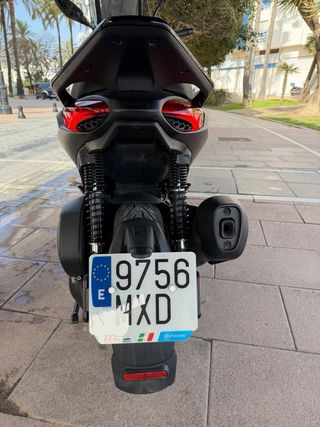 Piaggio Beverly 300cc HPE 2025 deep black NO URGE