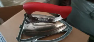 Ferro da stiro antico rosso