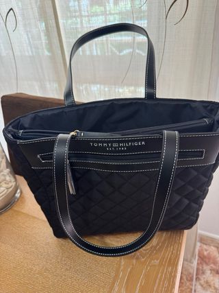 Bolso Tommy Hilfiger Negro Acolchado