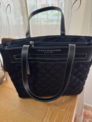 Bolso Tommy Hilfiger Negro Acolchado