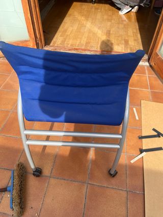 Sillas con ruedas azul y gris 15€ las 4