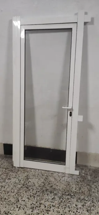 Puerta de aluminio con cristal