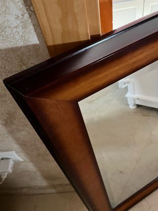 Espejo de madera marrón