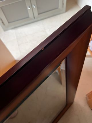 Espejo de madera marrón