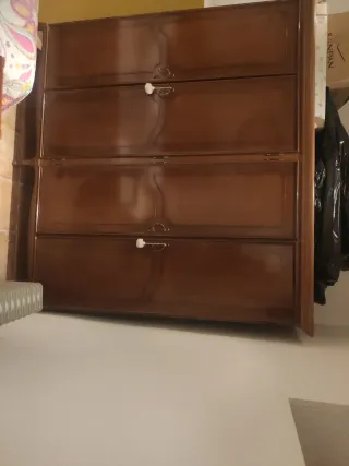 Armario de madera marrón