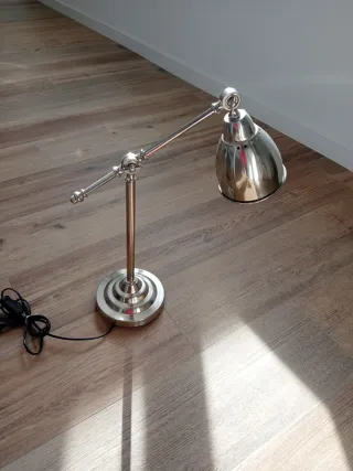 Lámpara de escritorio de acero plateado