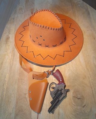 Sombrero y revolver vaquero
