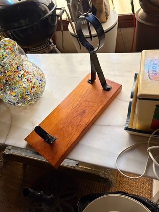 Jamonero de metal y madera