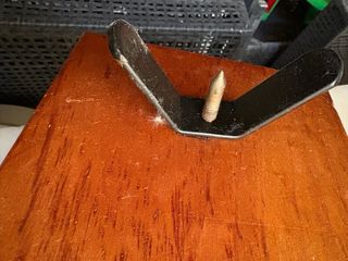 Jamonero de metal y madera