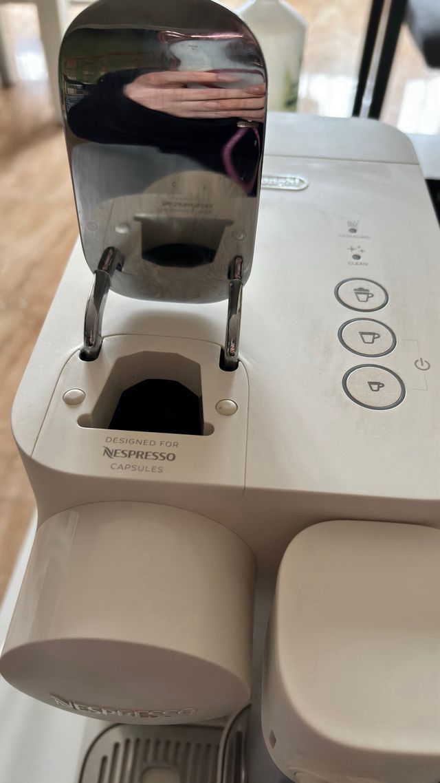 Cafetera Nespresso DeLonghi Lattissima One Evo