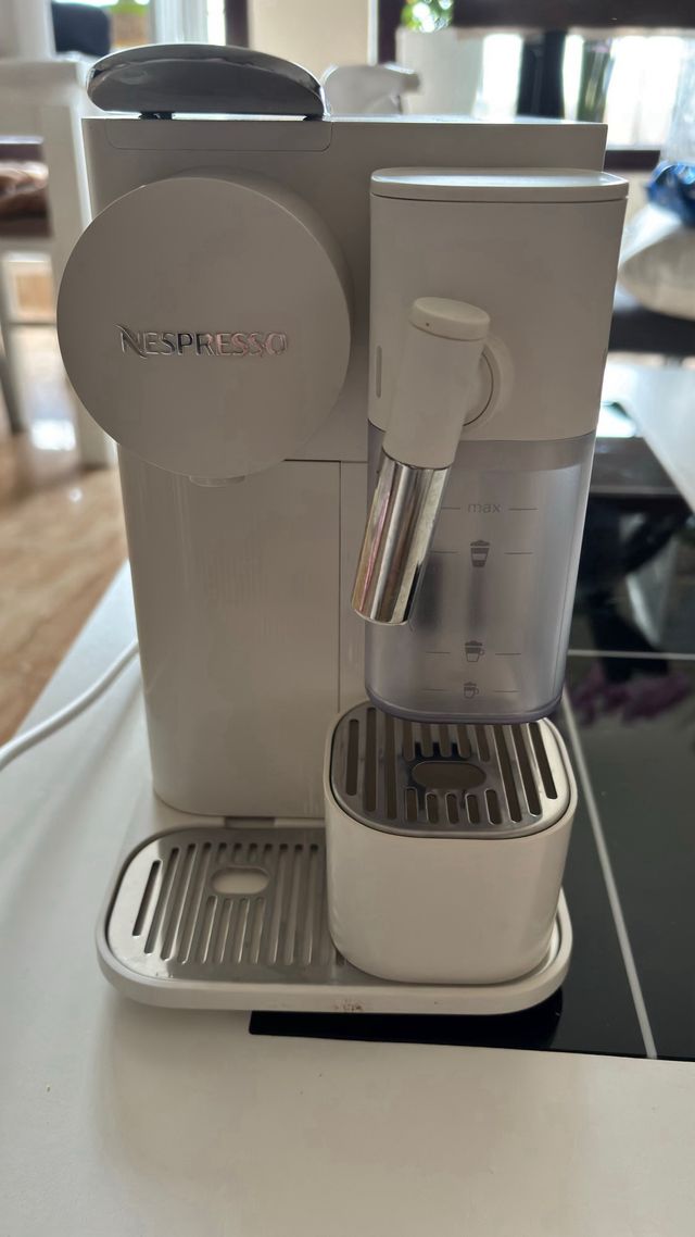 Cafetera Nespresso DeLonghi Lattissima One Evo