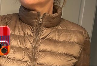 Plumas fino mujer marrón