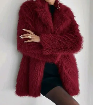 Abrigo rojo. Con etiqueta