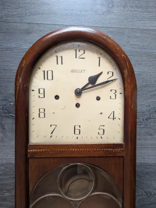 Reloj de pared antiguo de madera