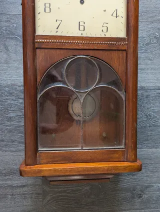 Reloj de pared antiguo de madera