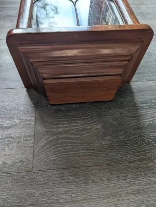 Reloj de pared antiguo de madera