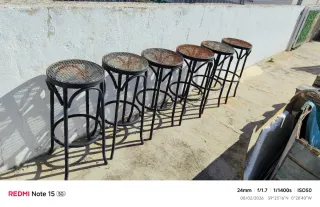 Taburetes metálicos negros y marrones