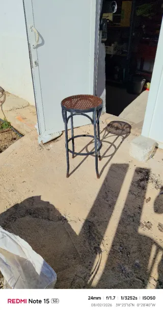 Taburetes metálicos negros y marrones