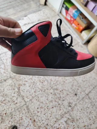 Zapatillas Airwalk Negras y Rojas