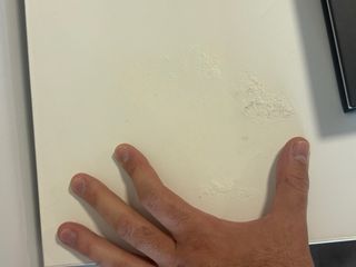 Mueble aparador TV blanco y madera.