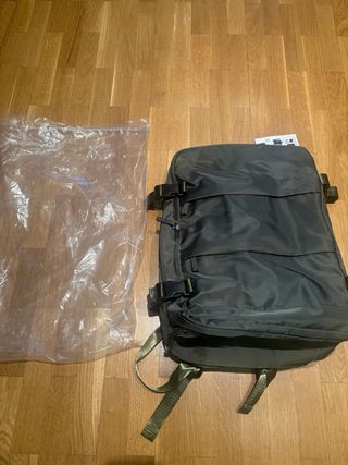 Mochila de viaje verde