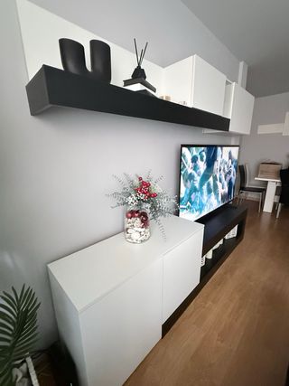 Mueble TV salón blanco y negro