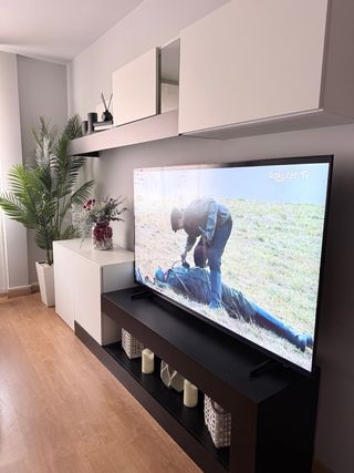 Mueble TV salón blanco y negro