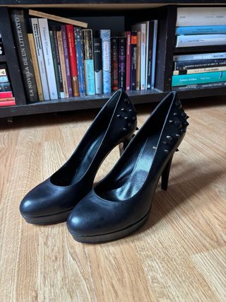 Zapatos italianos de tacón negros con tachuelas