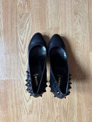 Zapatos italianos de tacón negros con tachuelas