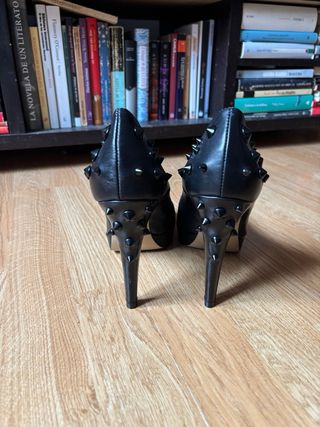 Zapatos italianos de tacón negros con tachuelas