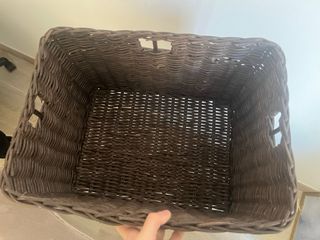 Cesta de mimbre marrón
