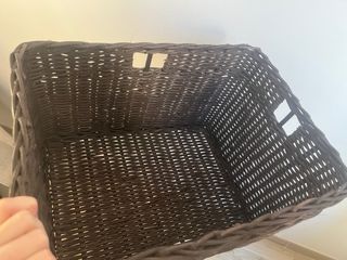 Cesta de mimbre marrón