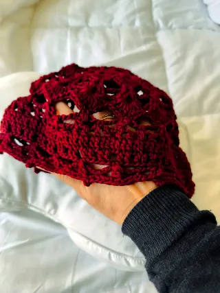 Gorro de crochet burdeos de malla tejida. Diseño
