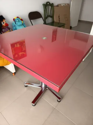 Mesa de cocina cristal rojo y base metálica