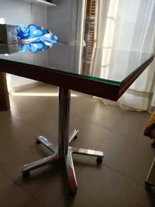 Mesa de cocina cristal rojo y base metálica