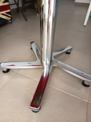 Mesa de cocina cristal rojo y base metálica