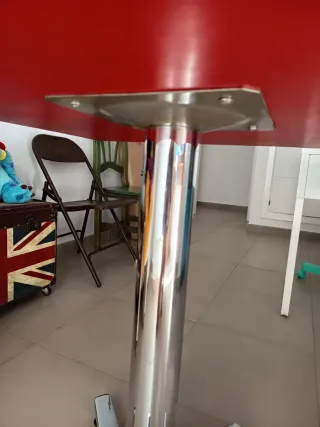 Mesa de cocina cristal rojo y base metálica