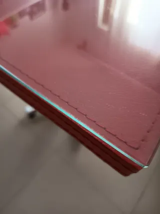 Mesa de cocina cristal rojo y base metálica