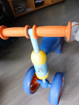 Bicicleta infantil azul y naranja