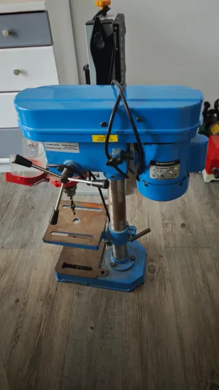 Taladro vertical azul