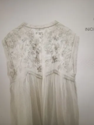 Blusa blanco roto  con detalles bordados