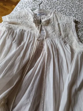 Blusa blanco roto  con detalles bordados